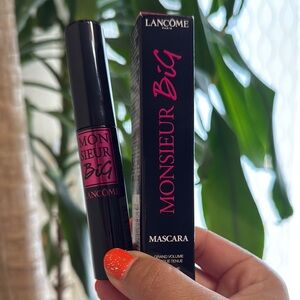 Black Mascara for Bold Lashes